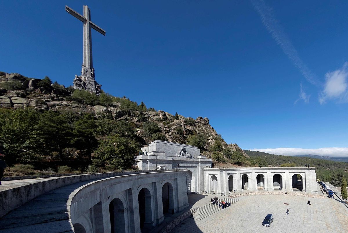 Family members carry Franco's coffin towards the hearse at the Valle de los Caidos (Valley of the Fallen) mausoleum in San Lorenzo del Escorial Photo: AFP