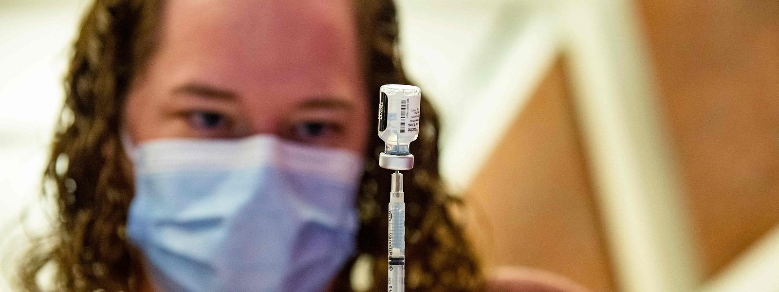 Die Unternehmen wollen den angepassten Impfstoff bis März fertig zugelassen haben.