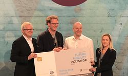 Frédéric Stiernon (3e à partir de la gauche) a remporté le prix de la mobilité du futur du concours de Volkswagen. 