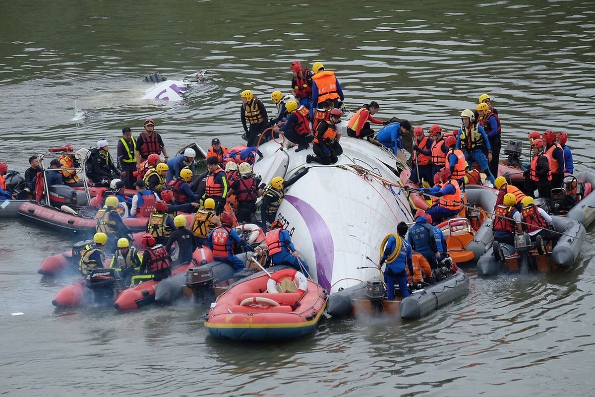 Opferzahl Steigt Nach Flugzeugabsturz In Taipeh