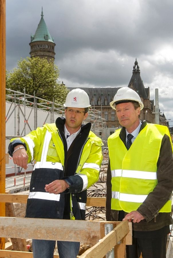 Großherzog Henri besichtigt die Sanierung des Pont Adolphe. 