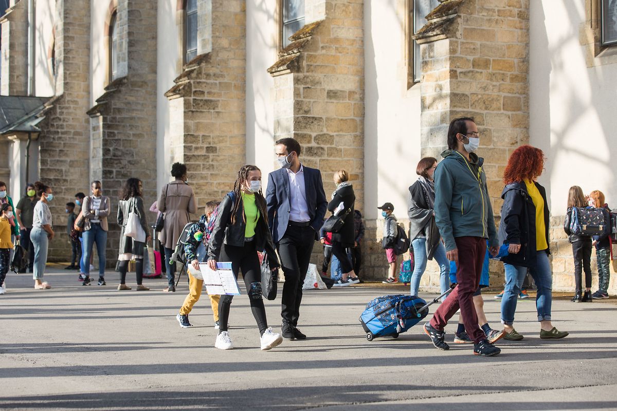 Vor der Kirche in Bettemburg warteten die Kinder, die in der Maison relais oder in der Sporthalle betreut wurden.