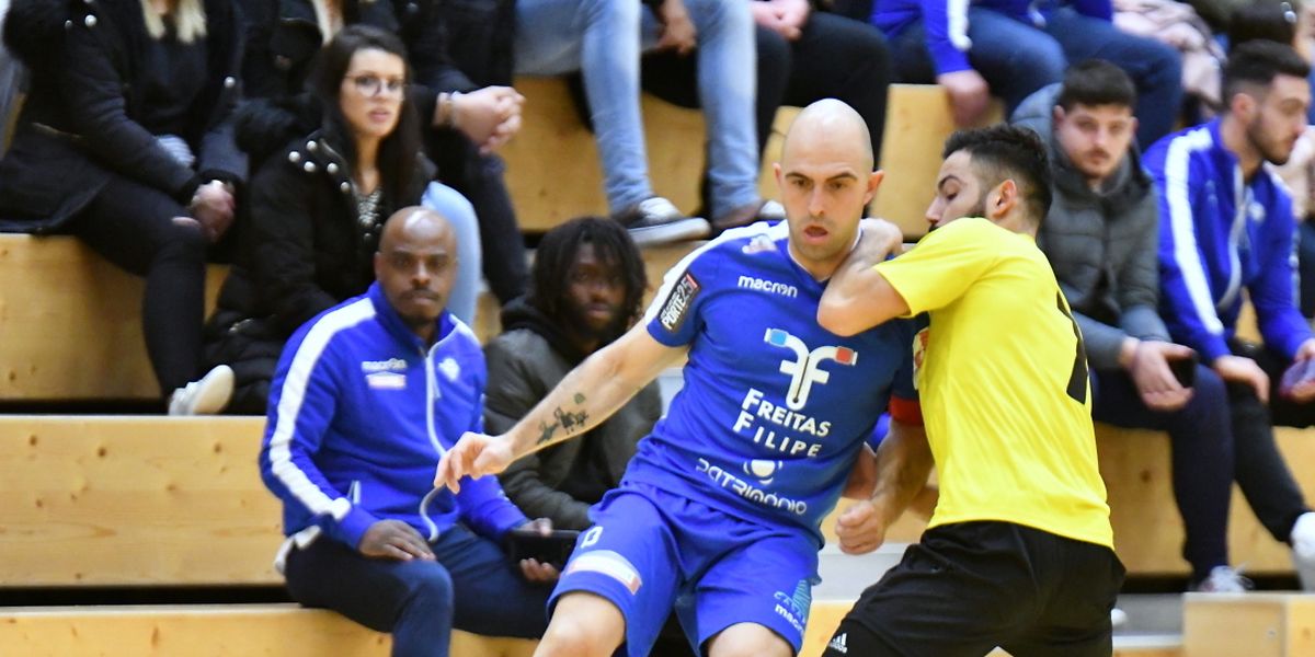 André Rocha (en jaune, AS Sparta Dudelange) stoppe Abilio Costa de l'US Esch. Les Dudelangeois auront le dernier mot.