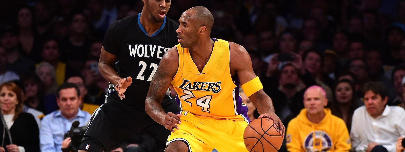 Kobe Bryant (r.) geht in seine 20. Saison als Lakers-Spieler.