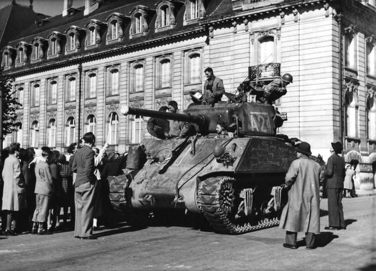 Des soldats américains postés devant le bâtiment après la libération de Luxembourg.