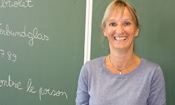 Malou über andere Seiten an ihrem Beruf: ?Daß ich mich von einer Klasse trennen muss, fällt mir jedes Mal schwer, denn in zwei Jahren verbringe ich mit den Kindern mehr Zeit als ihre Eltern. Sie wachsen mir schon ans Herz und ich freue mich immer, wenn sie sich wieder melden, auch wenn sie schon längst auf dem Gymnasium sind.? / Foto: Inna GANSCHOW