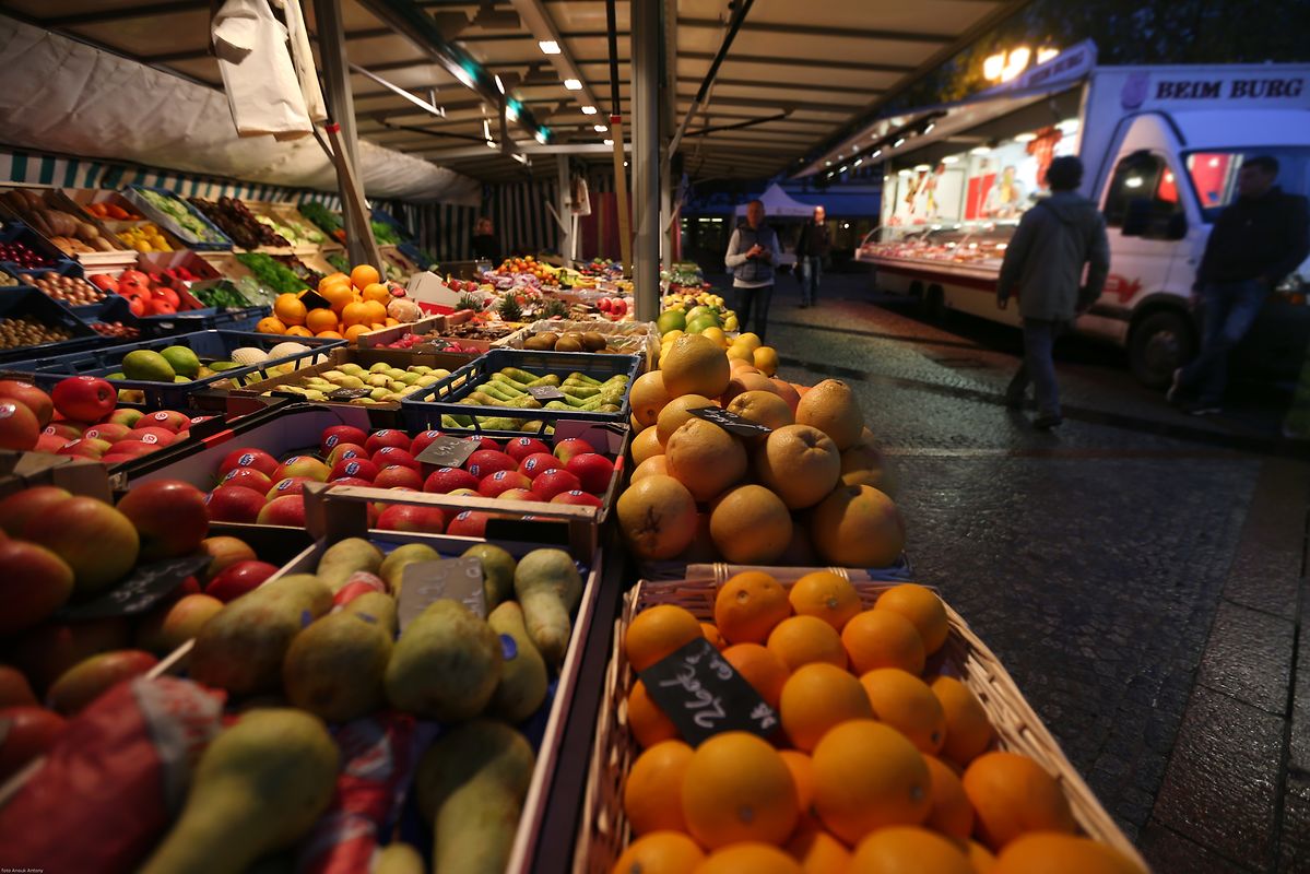 25.10.2017 Luxembourg, ville, Knuedler, place Guillaume, Wochenmarkt sehr früh am Morgen photo Anouk Antony