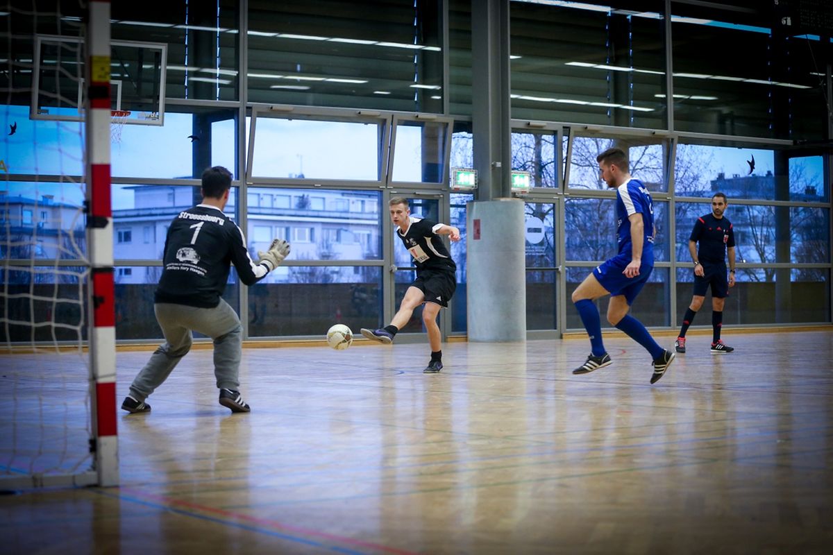 Strasbourg (blau) gegen Brüssel (schwarz).