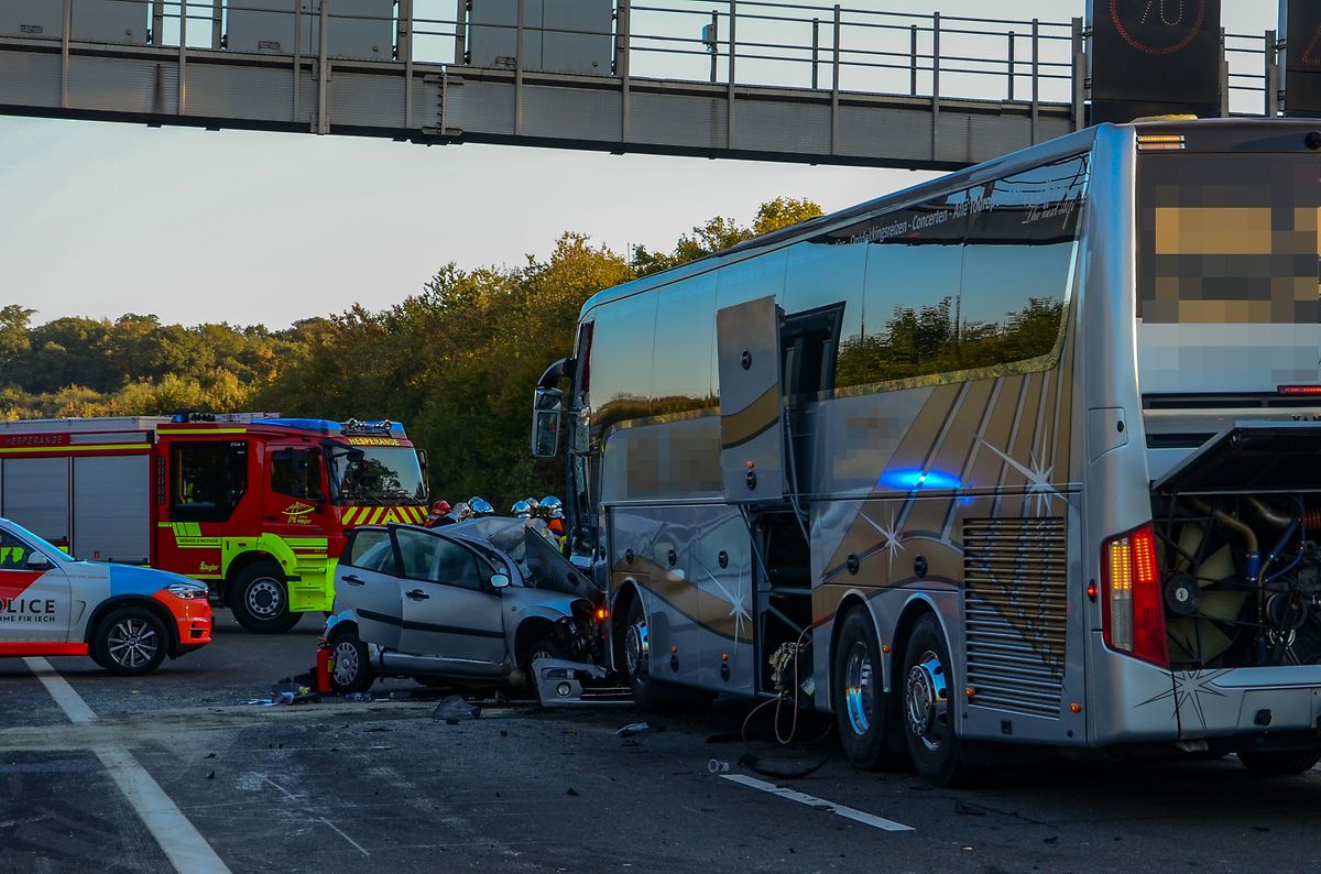 Im Bus waren zum Zeitpunkt des Unfalls rund 20 Personen - zwei wurden leicht verletzt.