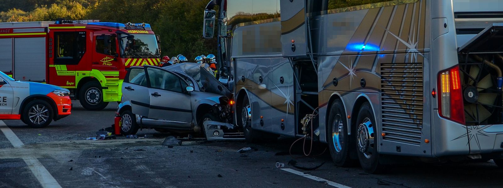 Im Bus waren zum Zeitpunkt des Unfalls rund 20 Personen - zwei wurden leicht verletzt.