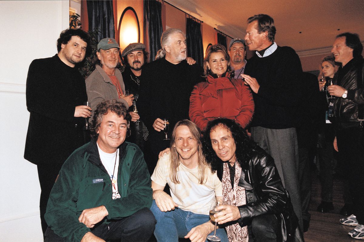 Gruppenbild mit Rocklegenden: Das großherzogliche Paar mit Jon Lord (Mitte). Ebenfalls im Bild: Dirigent Paul Mann (l.), Deep-Purple-Bassist Roger Glover (2.v.l.), Miller Anderson (3.v.l.), Sänger Ian Gillan (vorne l.), Gitarrist Steve Morse (vorne Mitte) und Ronnie James Dio (vorne rechts).
