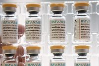 Doses contra a varíola num centro de vacinação em Paris, capital francesa.