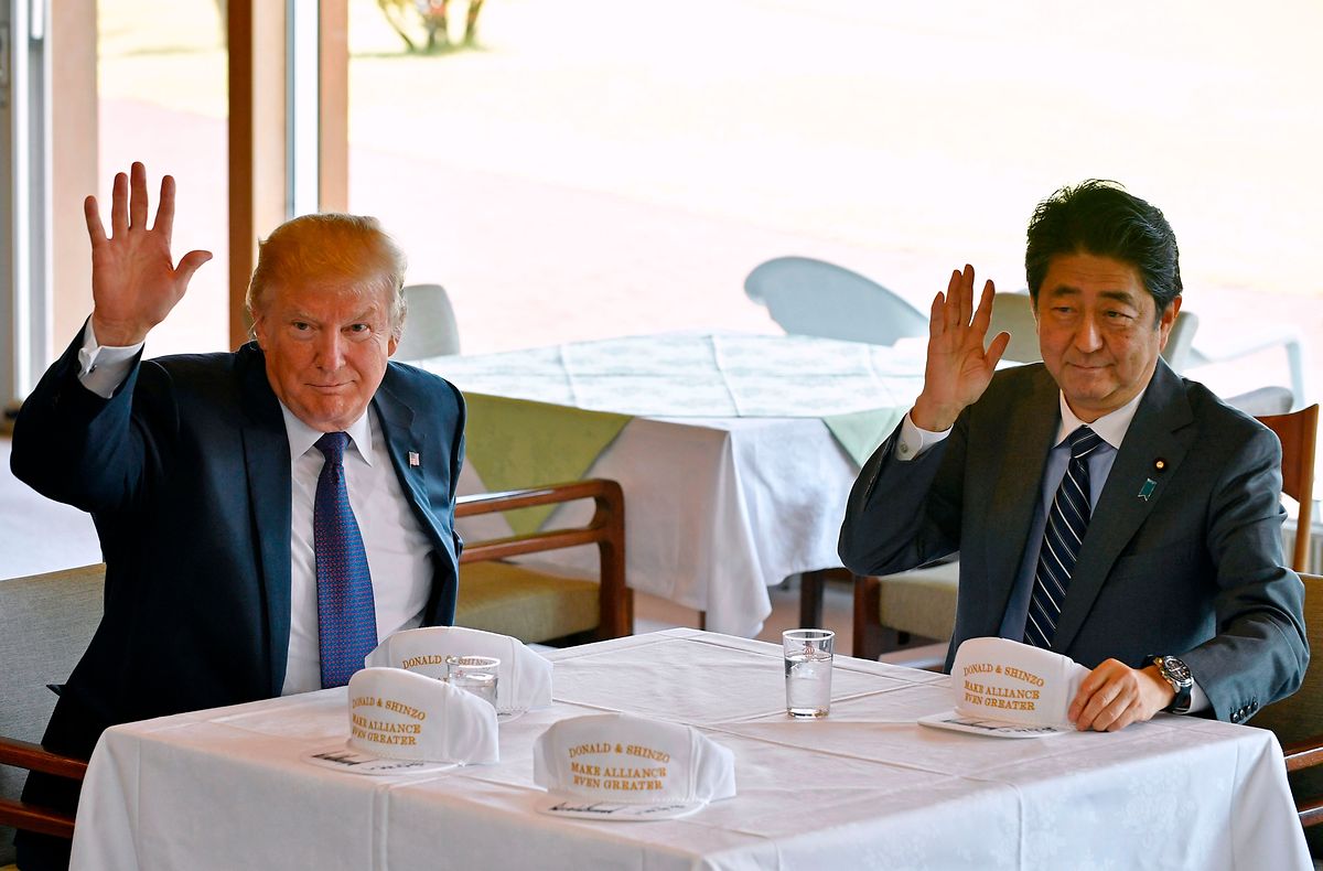Trump und Abe signierten Mützen mit dem Spruch: "Donald and Shinzo, Make Alliance Even Greater".