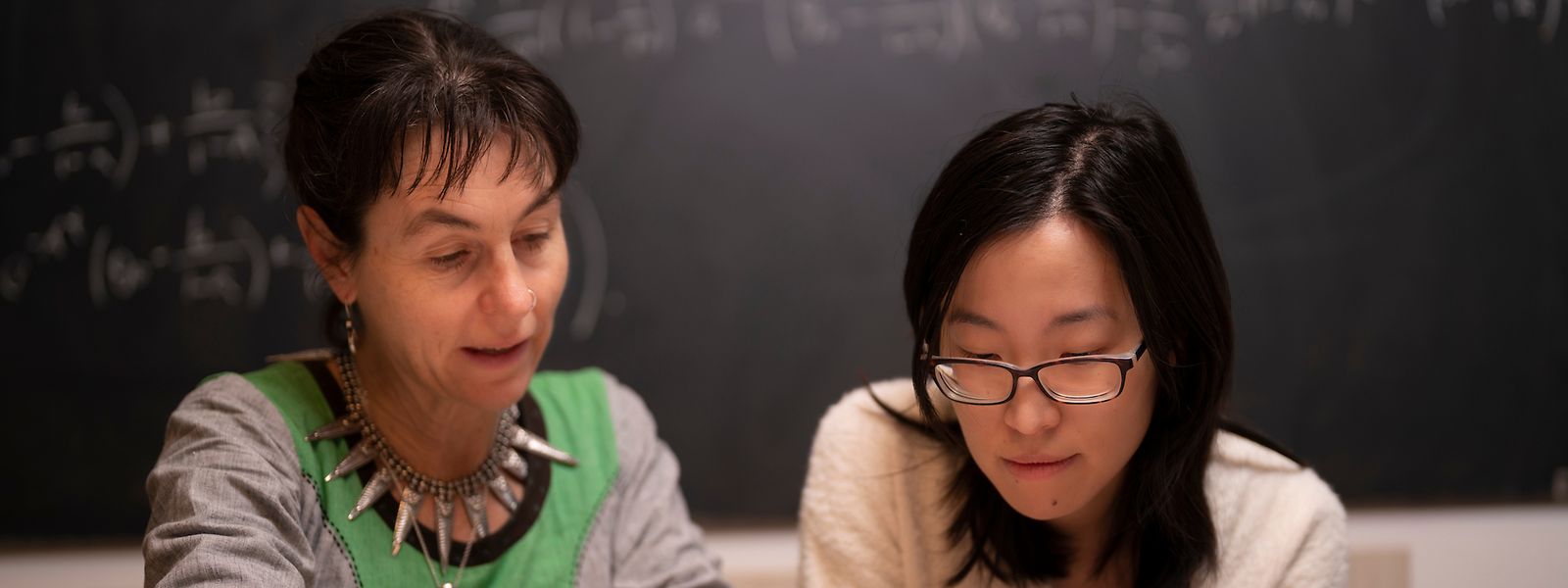 Professorin Lindell Bromham (l.) und ihr Kollegin Xie Hua analysieren Daten, die sie im Rahmen ihrer Forschung zur Entwicklung der Gurindji-Sprache gesammelt haben.