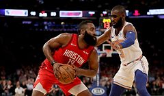 James Harden, ici face à Tim Hardaway Jr., est bien parti pour conserver le trophée de MVP remporté en juin 2018.