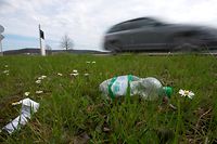 Insbesondere Verpackungsmaterial wie Plastikflaschen oder Zigarettenschachteln werden von den Autofahrern aus dem Fenster geworfen und landen so in der Natur.