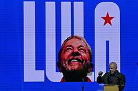 Brazilian former President (2003-2010) and presidential candidate for the leftist Workers Party (PT) Luiz Inacio Lula da Silva speaks during a meeting with artists and intellectuals in Sao Paulo, Brazil on September 26, 2022. - Brazil entered the final stretch of the presidential campaign, a high voltage electoral duel between archrivals Jair Bolsonaro and Luiz In�cio Lula da Silva that, according to polls, could be defined already in the first round on October 2 in favor of the former president. (Photo by NELSON ALMEIDA / AFP)
