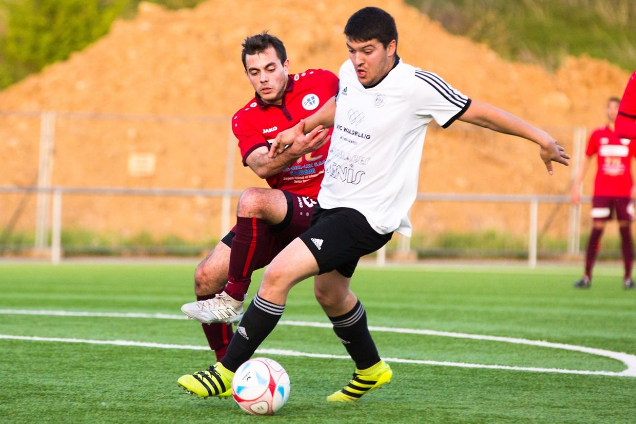 Miguel Batista à la manoeuvre malgré le pressing de Nathan Di Bartolomeo.