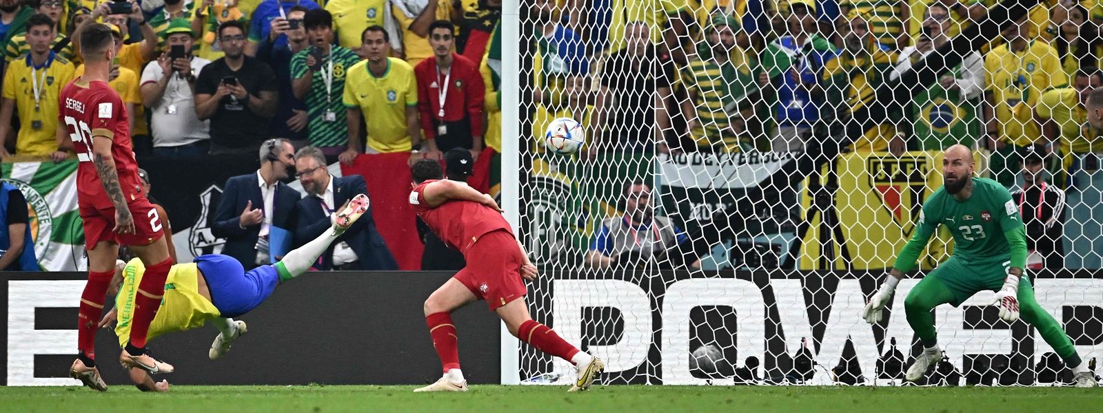 Rekordweltmeister und Topfavorit Brasilien ist mit einem Sieg in die Fußball-WM in Katar gestartet.