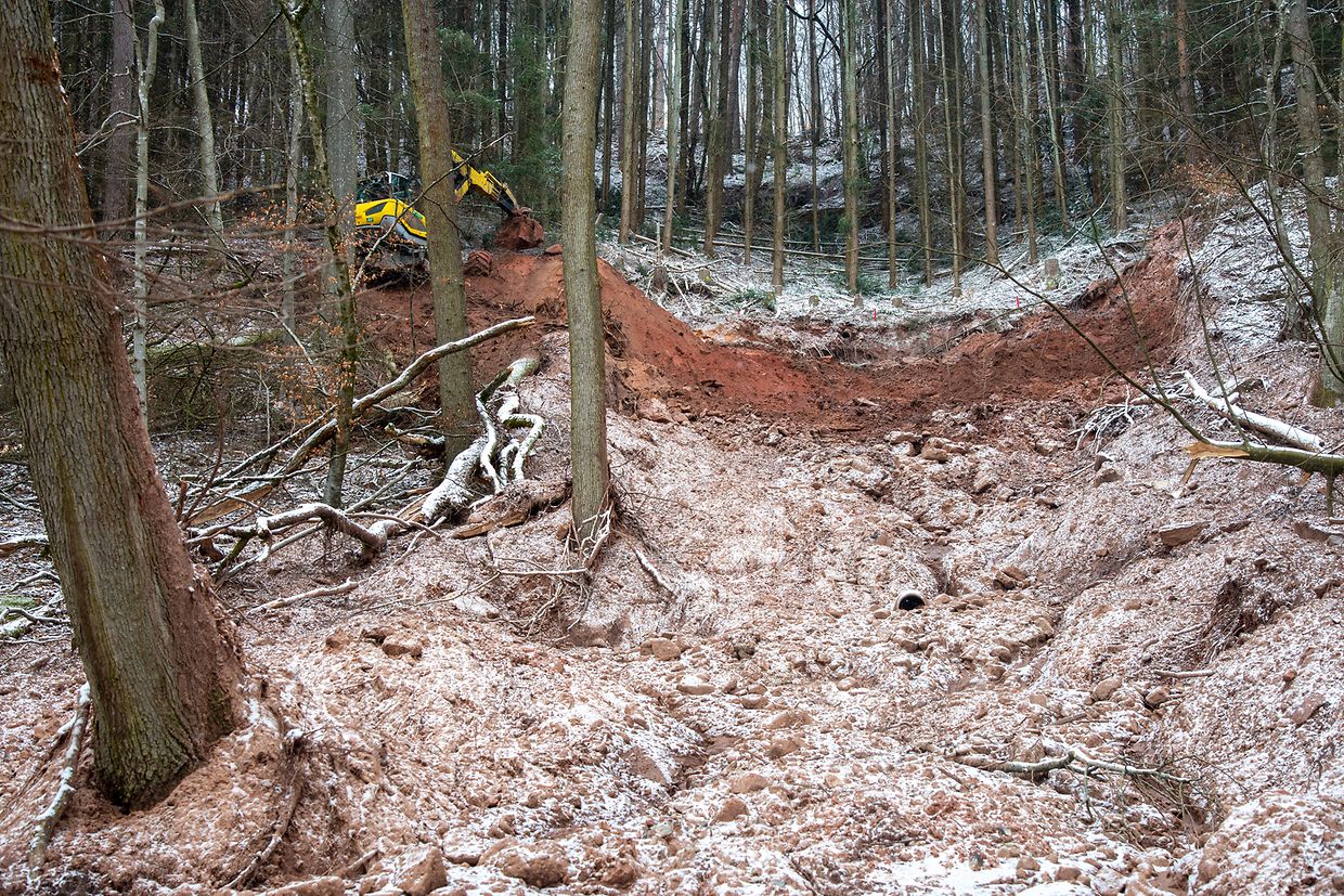 Ein Spezialbagger arbeitet an der Stelle, wo die K29 bei einem Erdrutsch abgesackt ist.