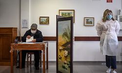 Um residente de um lar de idosos realiza o voto antecipado para as eleições presidenciais portuguesas no próximo domingo, 24 de janeiro.