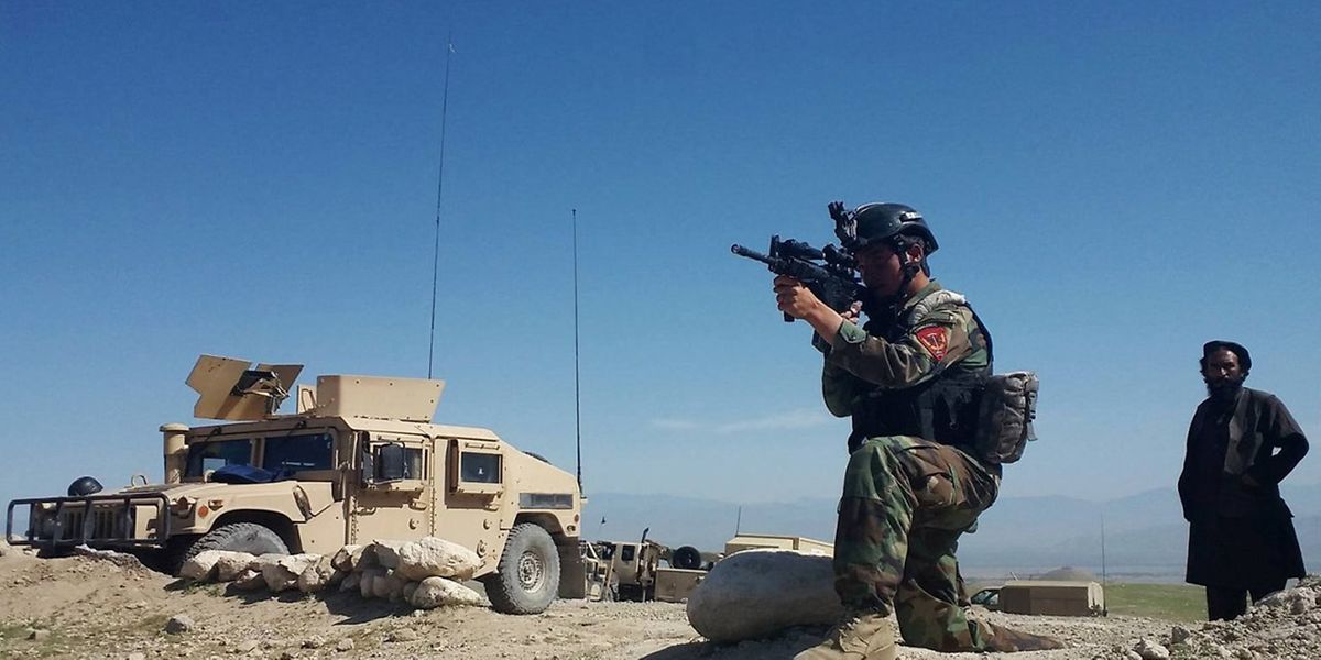 Afghanische Spezialkräfte bekämpfen Stellungen des IS.
