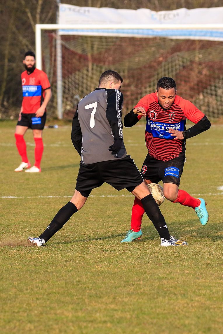 Daniel Dos Reis tente de contourner Samir Cheriguene (Merl-Belair)