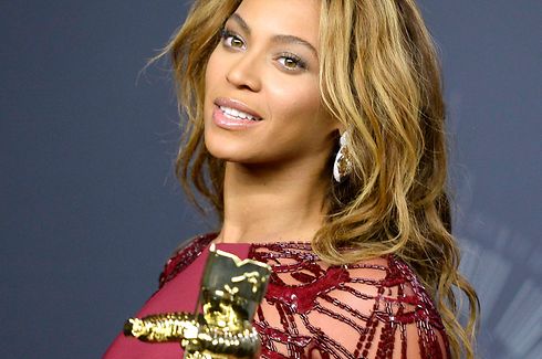 Decote Ousado De Beyonce Aquece Redes Sociais