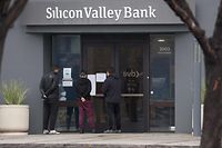 (FILES) In this file photo taken on March 10, 2023, employees stand outside of the shuttered Silicon Valley Bank (SVB) headquarters in Santa Clara, California. - US authorities unveiled sweeping measures Sunday to rescue depositors' money in full from failed Silicon Valley Bank and to promise other institutions help in meeting customers' needs, as they announced a second tech-friendly bank had been closed by regulators. (Photo by JUSTIN SULLIVAN / GETTY IMAGES NORTH AMERICA / AFP)