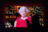 25.12.2021, Großbritannien, Larbert: Die Silhouette eines Kindes ist vor einem Fernsehbildschirm während der jährlichen Weihnachtsansprache der britischen Königin Elizabeth II. zu sehen. Die Ansprachen der 95 Jahre alten Monarchin an ihr Volk haben besonders in der Pandemie eine große Wirkung entfaltet. Foto: Andrew Milligan/PA Wire/dpa +++ dpa-Bildfunk +++