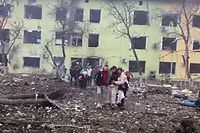 Bombardeamentos russo a maternidade em Mariupol.