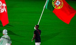 O atleta português Pedro Pichardo porta-estandarte para Portugal durante o a cerimónia de encerramento dos Jogos Olímpicos Tokyo 2020. 