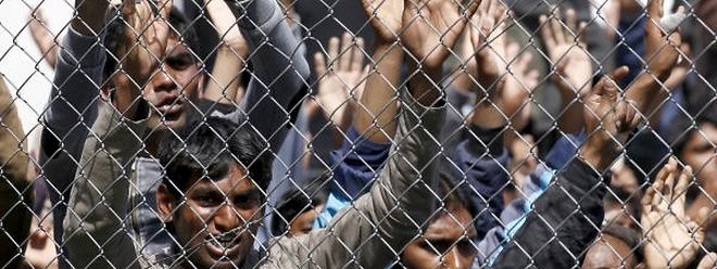Migranten, die in die Türkei abgeschoben werden sollen, protestieren im Camp von Moria.