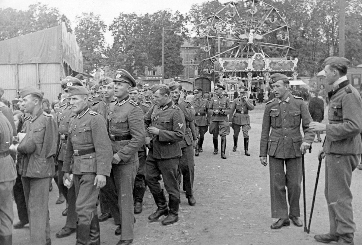 L'une des rares photos de la «Schobermesse» datant de la Seconde Guerre mondiale. Début septembre 1943, l'occupant nazi se trouve sur le champ de foire.