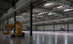 In der Halle 6 der Luxexpo werden Feldbette und Zelte für Flüchtlinge errichtet. 