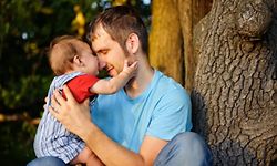 Die Regierung prüft derzeit, ob ein zehntägiger Vaterschaftsurlaub finanzierbar ist. 