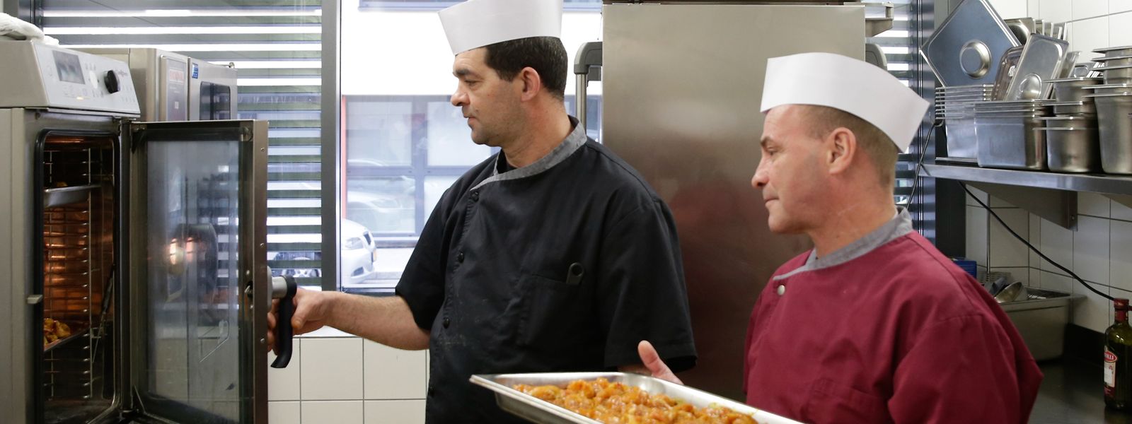 Handarbeit: Derzeit müssen die Mitarbeiter der sozialen Küche noch mit unzähligen Töpfen und verschiedenen Geräten kochen.