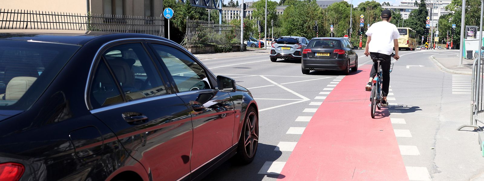 In mehreren Gemeinden, wie hier in der Hauptstadt, gibt es bereits seit Jahren an Gefahrenstellen rot markierte Fahrradspuren – auch ohne entsprechende gesetzliche Grundlage. 