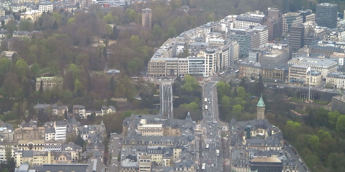 Das blaue Provisorium (links) wird während der Restauration des Pont Adolphe als Bindeglied zwischen Stadzentrum und Bahnhofsviertel fungieren.
