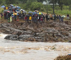 Schoolchildren are stranded across a collapsed bridge in Chimanimani, southeast of Harare, Zimbabwe, Monday, March 18, 2019. (AP Photo/Tsvangirayi Mukwazhi) |