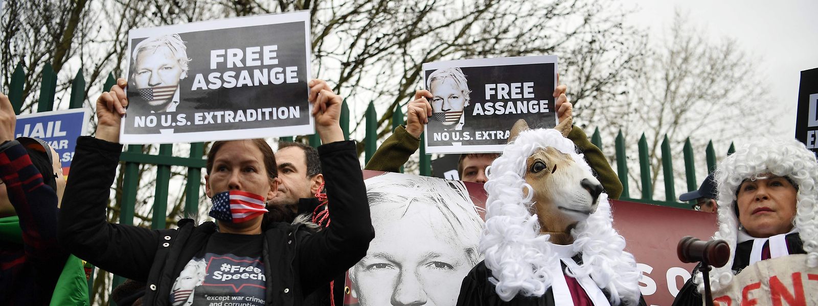 Demonstranten vor dem Londoner Gericht fordern die Freilassung von Assange.