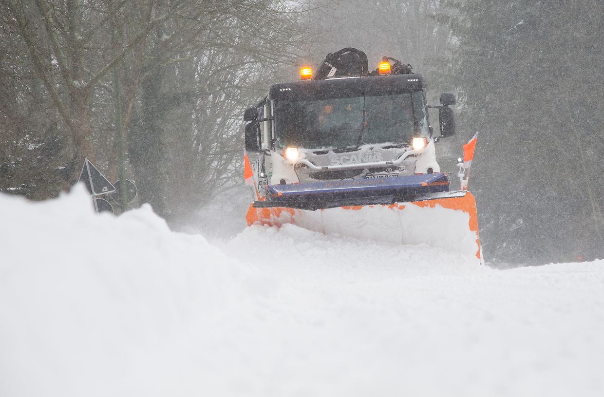 Das Winterwetter hat den Norden und die Mitte Deutschlands fest im Griff. Schnee und Eis sorgen für massive Verkehrsprobleme, manche haben aber auch ihren Spaß daran.