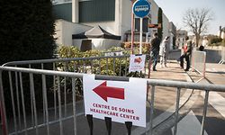 Gleich nach der Eröffnung warteten die ersten Besucher vor dem Centre de soins avancés im Kulturzentrum Grevenmacher.