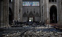 Der Schaden im inneren der Kathedrale ist erheblich, aber die Struktur ist größtenteils stabil geblieben.