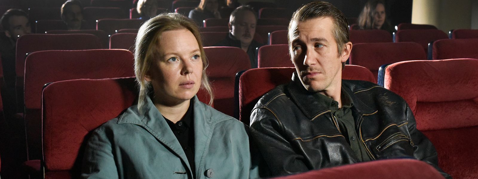 Wie aus der Zeit gefallene Einstellungen: Ansa (Alma Pöysti) und Holappa (Jussi Vatanen) beim Kino-Date in Aki Kaurismäkis „Les feuilles mortes“.