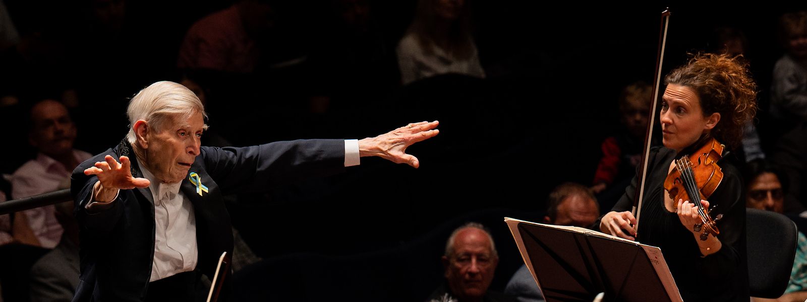 Unter der Leitung von Herbert Blomstedt gelingt dem Chamber Orchestra of Europe in den gespielten Werken messerscharfe Klarheit.