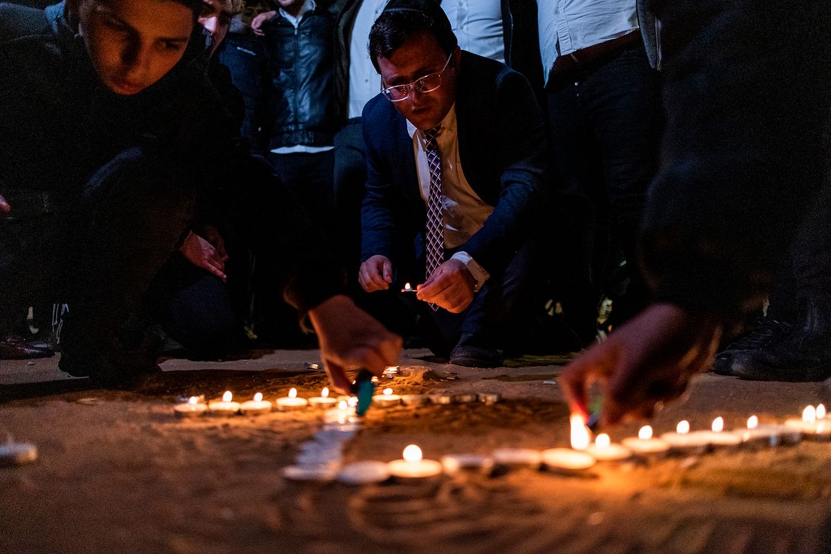 Israelis zünden Kerzen zum Gedenken an die Opfer von zwei Anschlägen in Ost-Jerusalem an.