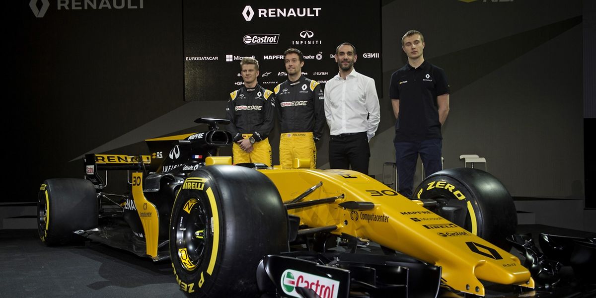 Jolyon Palmer, Nico Hulkenberg et le pilote d'essais Sergey Sirotkin entourent le directeur général de l'écurie Renault Cyril Abiteboul.