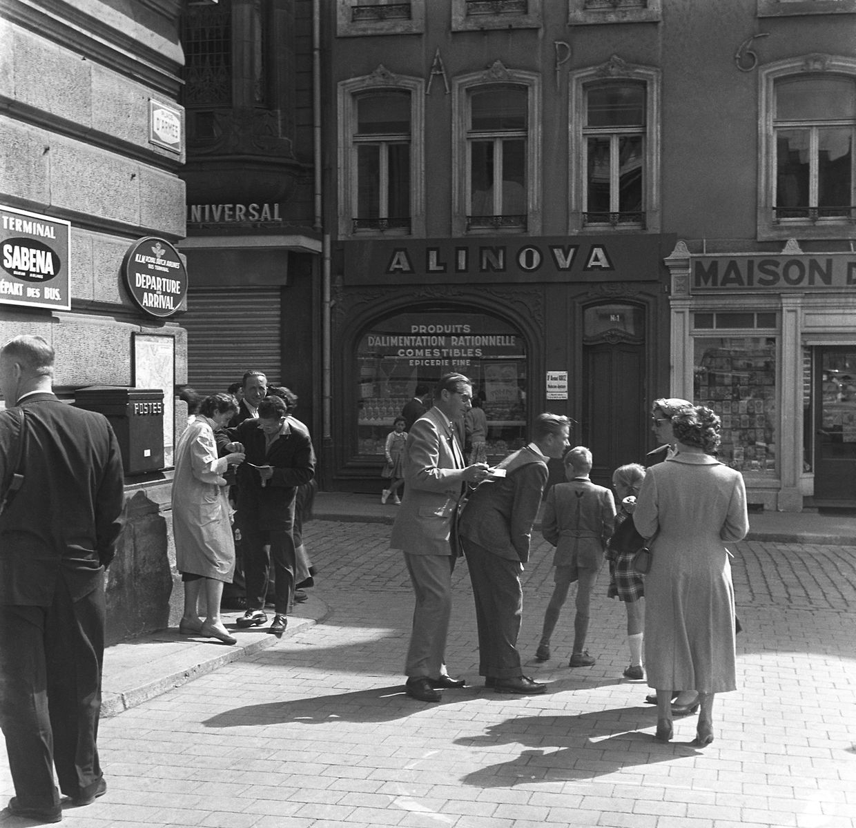 Des touristes place d'Armes en 1956