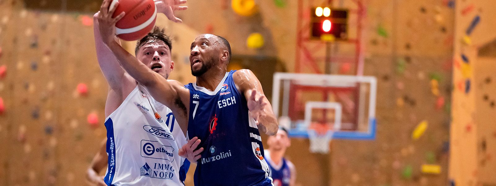 Miles Jackson-Cartwright (r.) wird von Yann Wolff (Etzella) gestört.